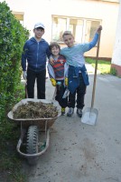 Deň Zeme - upratovanie areálu školy, 4. 4. 2014